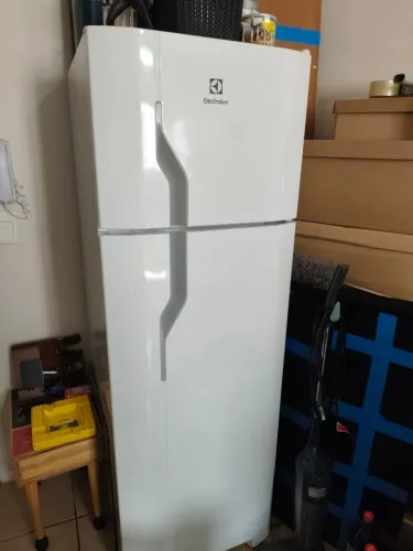 Geladeira Electrolux Duplex Cycle Defrost de 260 litros (modelo DC35A) em Excelente Estado