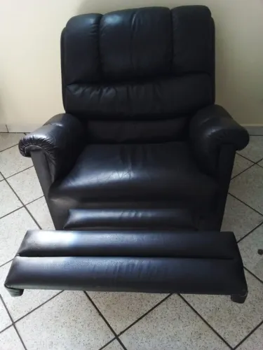 CADEIRA DO PAPAI EM COURO LEGÍTIMO