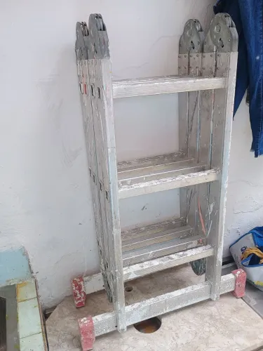 Vendo escada de alumínio dobrável 