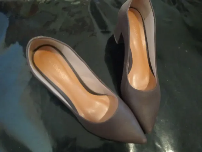 Vendo sandálias, sapatos e botas. Todos Tam. 37 com cores, modelos e preços variados.