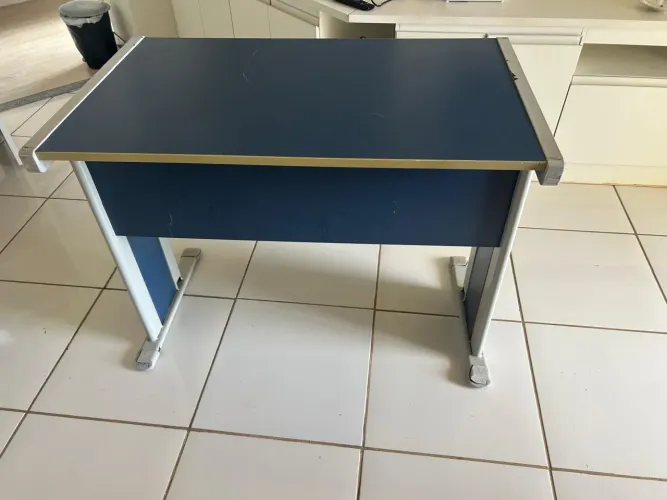 Mesa escrivaninha (pernas de metal e tampo em madeira)