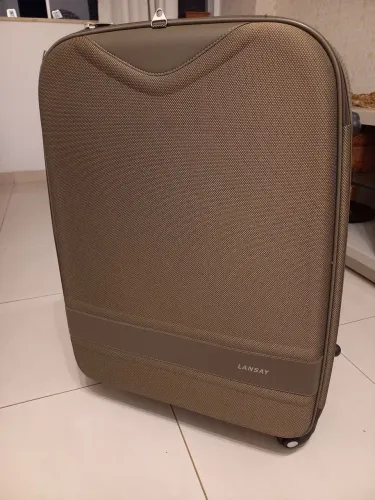 Mala rodinha 360°, com capacidade para 23kg ,nunca foi usada. 2 alças .80cm altura X 50cm