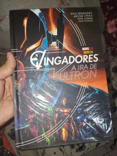 Vingadores a ira de Ultron capa dura, excelente estado
