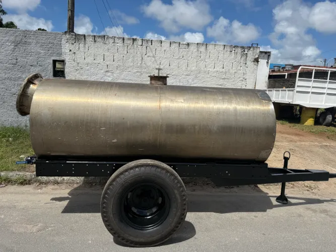 Vende-se Tanque de Inox de 2.200L em Maceió-AL