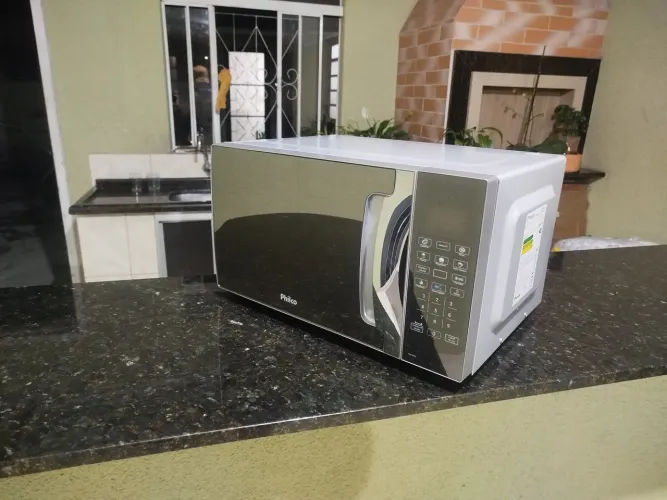 Microondas Philco Espelhado 28L 127v, SEMI NOVO, funcionando perfeitamente, sem detalhes.