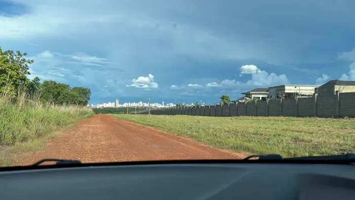 Troco Terreno por Hyundai HR com Baú