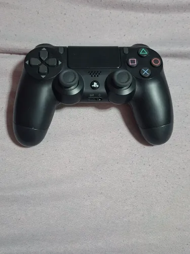 Controle original de PS4 junto com o cabo HDMI.