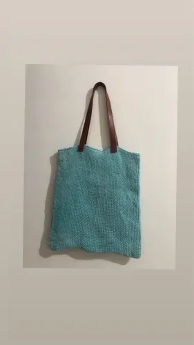 Bolsa tote de praia tem alças de couro