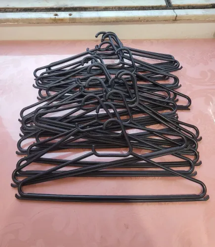 Lote de 24 cabides pretos plásticos