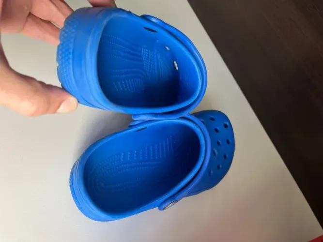 Crocs azul claro - tamanho J1 (equivale ao 30 no Brasil) - ÓTIMO ESTADO