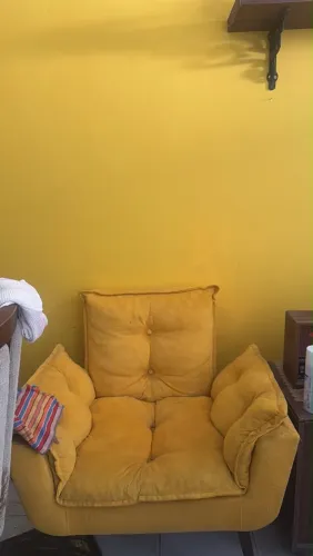Cadeiras estilo retrô lindas com pés de madeira