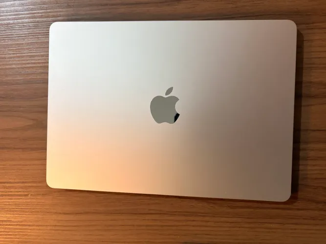 MacBook Air M4 + Kit Completo de Acessórios | 16GB RAM | SSD 256GB | Estado de Novo