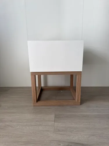 Cômoda de cama estilo criado mudo branco mdf e madeira preço original 5k vou vender por 1k