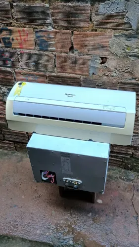 Ar condicionado split compacta de 9 mil BTUs serpentina cobre funcionando perfeitamente