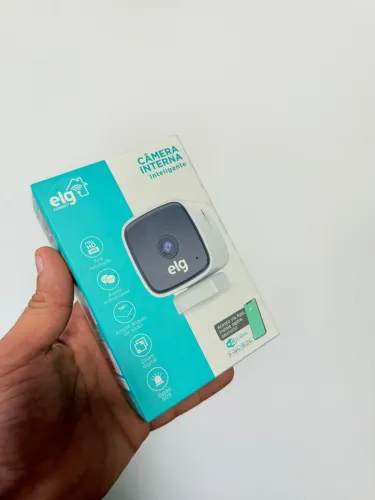 Câmera interna inteligente ELG Connect com monitoramento via aplicativo.