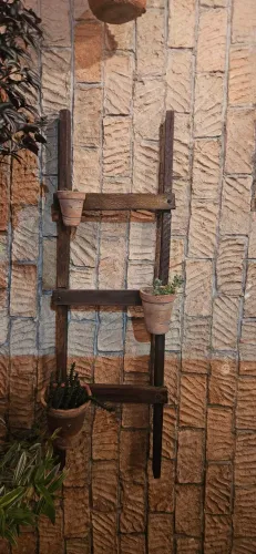 Decoração, escada com vasos.