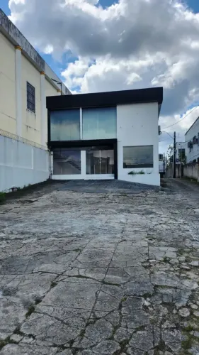 Ponto comercial no térreo com 3 salas e banheiros - 110m² - Constantino Nery