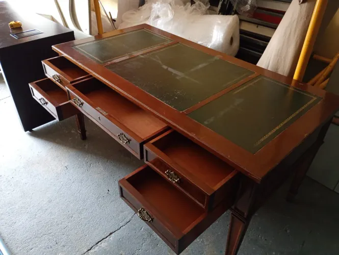 Mesa Antiga em Perfeito Estado