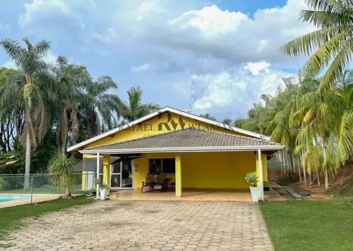 Sítio cercado pela exuberante natureza  | 4 Suítes  | 6 Banheiros  | Piscina - Atibaia/SP