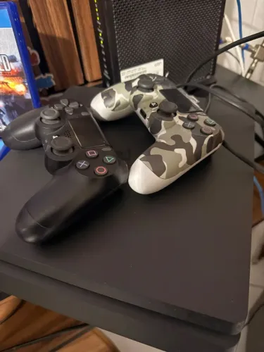 Ps4 Slim com dois controles e jogos