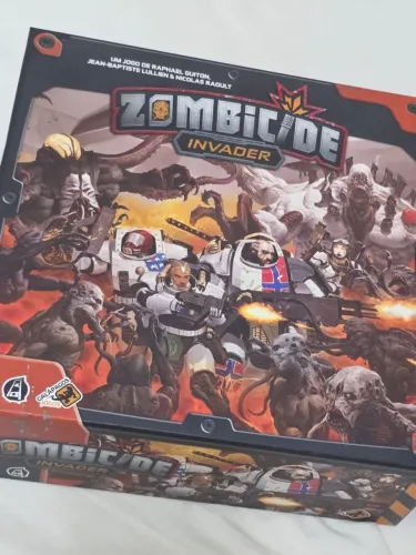Vendo Zombicide Invaders em excelente estado