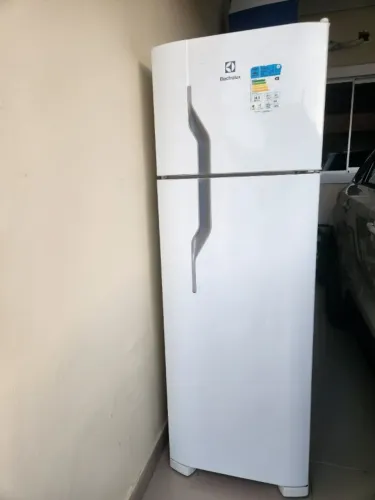 Vendo geladeira eletrolux seminova, 260L com degelo, funcionando bem e super econômica.