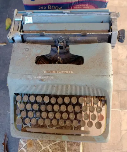Máquina de Escrever Antiga Olivetti Studio 44 Original - Vintage para Colecionador