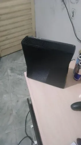 Xbox360 vai sem manete e vai com jogos nele obs leitor está ruim