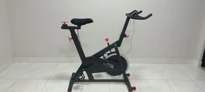 Bicicleta Spinning de Treino DOMYOS 100 PRETA