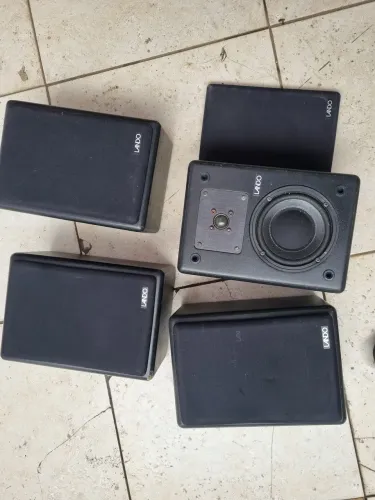 04 caixas de som lando com defeito uma tocando
