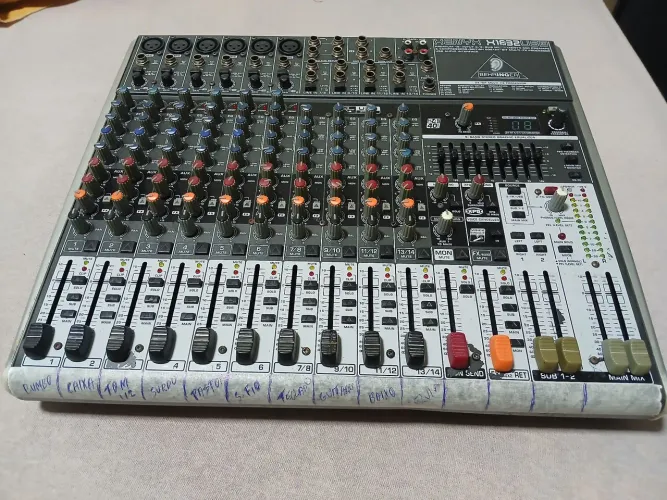 Mesa BEHRINGER 12 canais