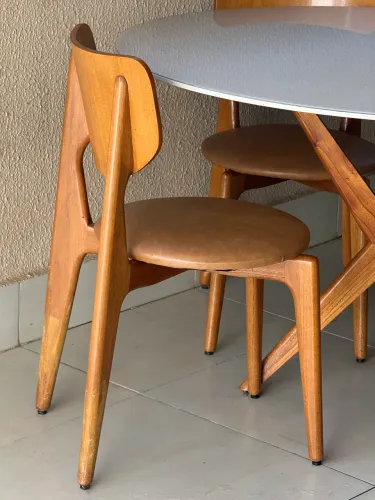 Mesa de madeira com 4 cadeiras 