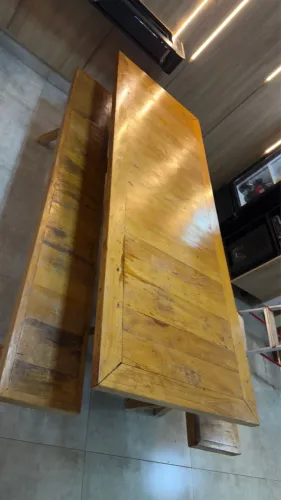 Mesa em peroba