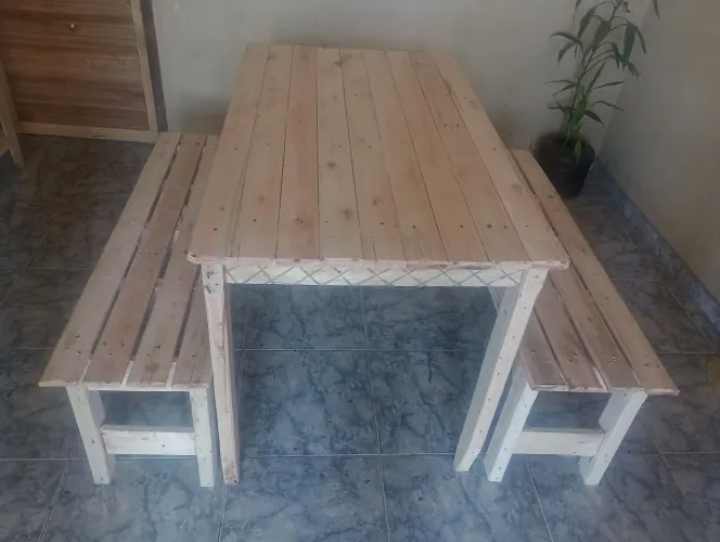 Mesa de madeira com bancos
