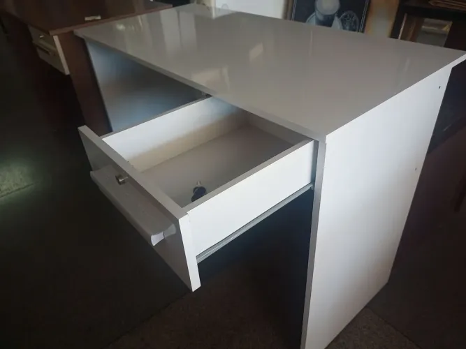 Escrivaninha com gaveta e chave ?