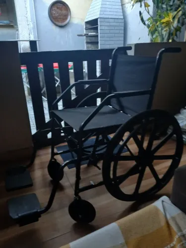 Vendo cadeira de rodas só usada poucas vezes