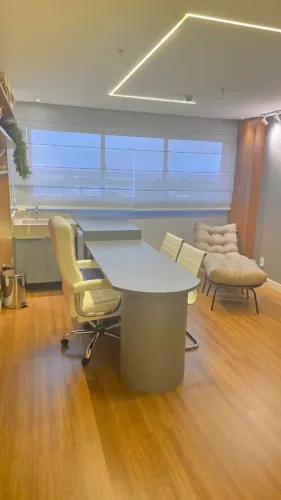 Sala no Edifício Harmony Farol - Decorado e Mobiliado para Profissionais de Saúde