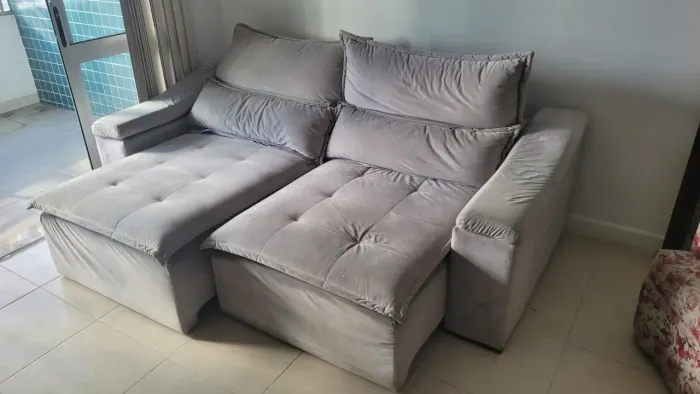 Sofá retrátil em suede