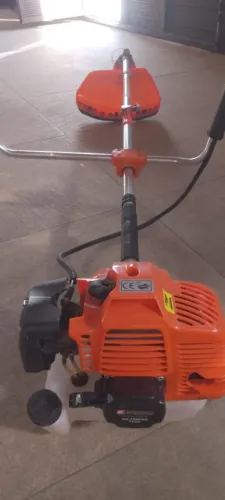 Vende-se uma linda roçadeira em perfeito estado nuca usado nova.