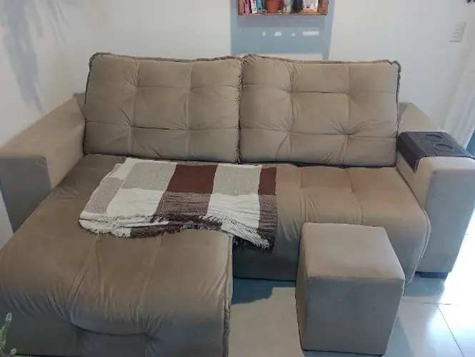 Sofá chaise retrátil, 2 lugares e encosto reclinável+ puff para pés.