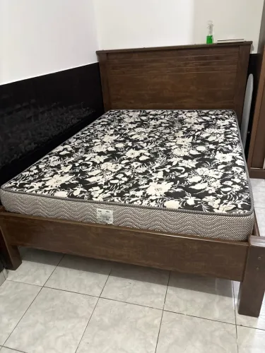 Vendo Cama de Casal de Madeira com colchão em excelente estado!