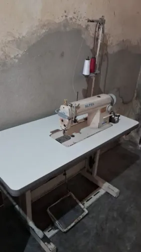máquina de costura, ótimo estado e funcionando perfeitamente.