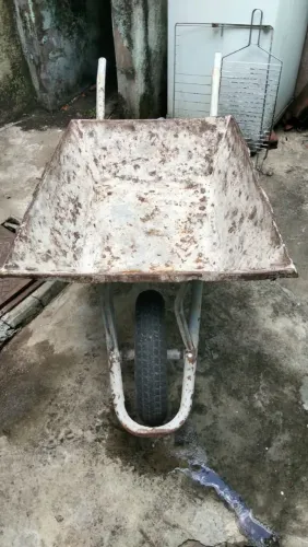 Carrinho de mão reforçado alinhado usado.