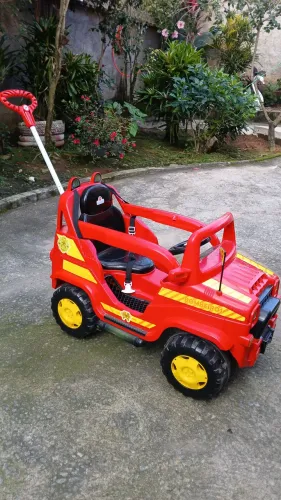 Vendo carrinho de bombeiro com haste de empurrar 