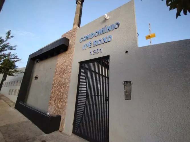 Casa meio sobrado em Condomínio.