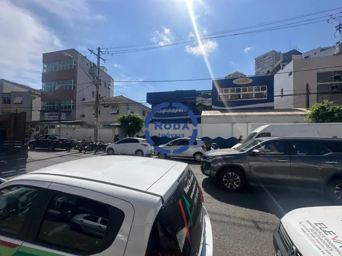 Excelente Espaço Comercial à Venda na Ponta da Praia Terreno de 313 m² | Ideal para Acade