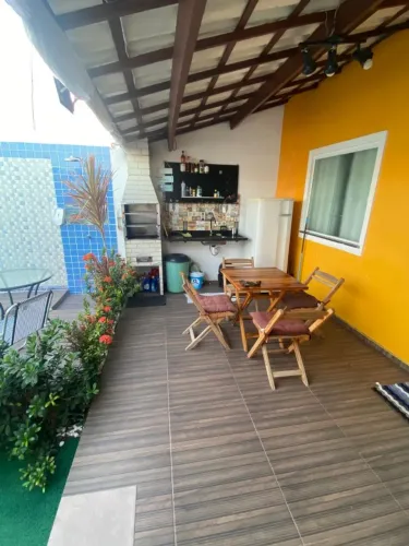 Aluga casa condomínio fechado, contrato anual  2,800.00 mobilhada 
