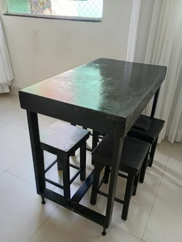 Mesa madeira com 4 banquetas