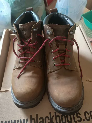 Botas Blackboots e tênis vans