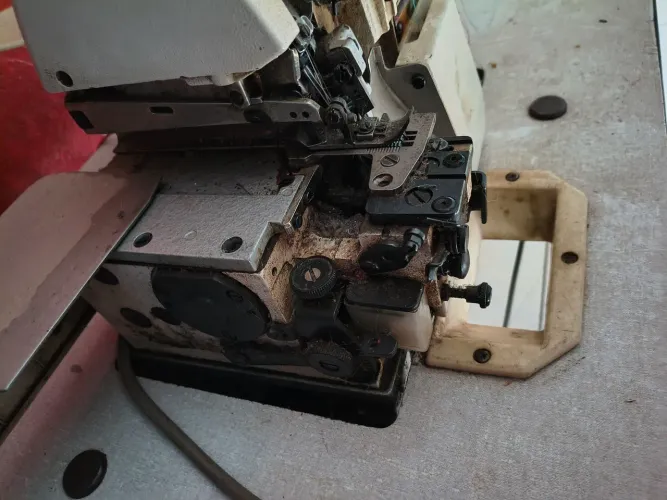 O v máquina overlock industrial Yamata FY3-504M2-04
